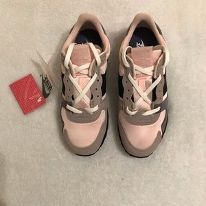 Women Nike v-Love ox